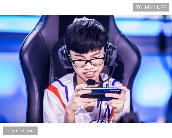 Osimhen训练场专注力拉满，状态回暖全力备战新赛季